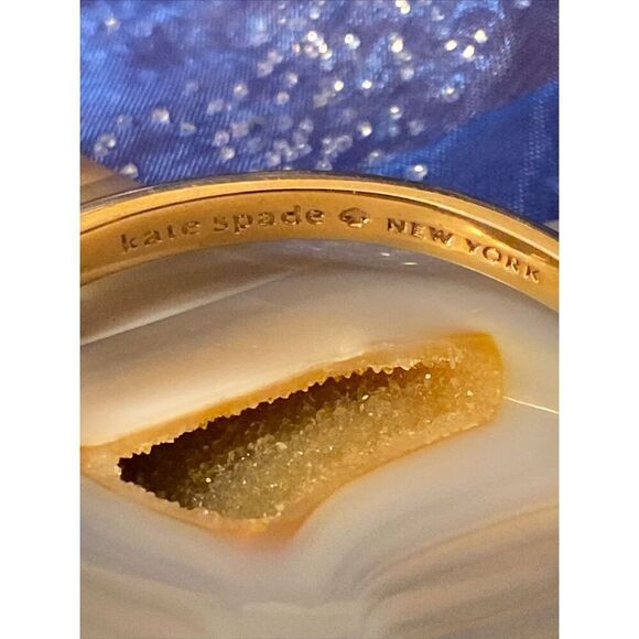 EUC Kate Spade Gold Tone Do The Twist Hinged Bangle Bracelet size 6.75 - Picture 2 of 10